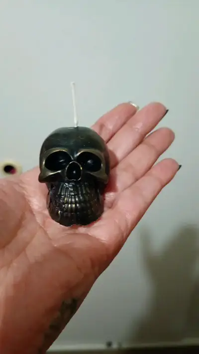 Vela decorativa en forma de calavera negra - miniatura 1