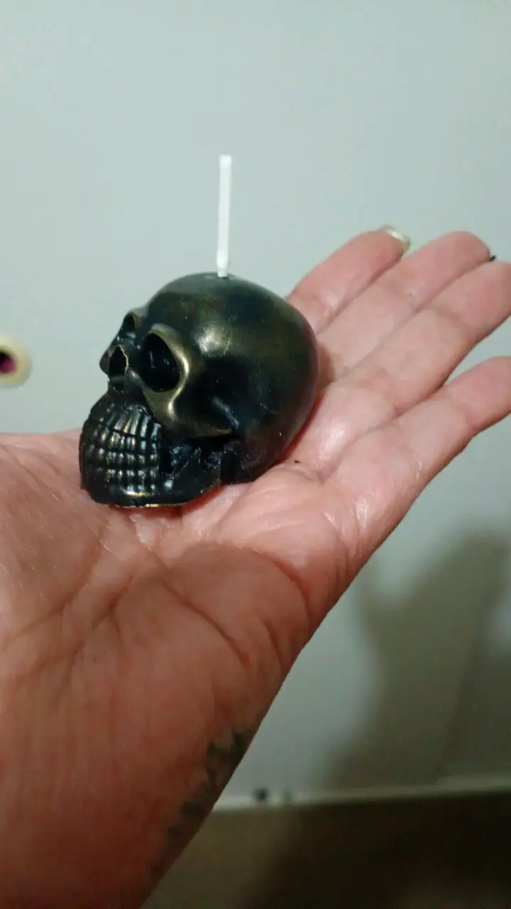 Vela decorativa en forma de calavera negra - 2