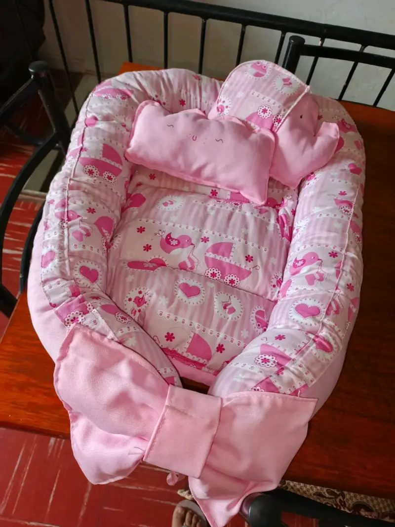 Cuna nido para bebé rosada con diseño
