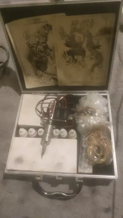 Kit de máquina de tatuaje con accesorios - miniatura 1