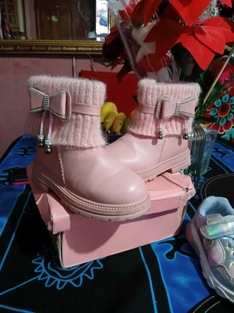 Botas rosadas para niña con lazo decorativo - 1