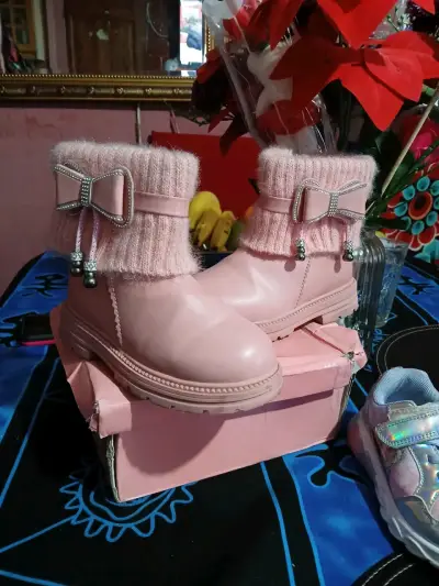 Botas rosadas para niña con lazo decorativo - miniatura 1