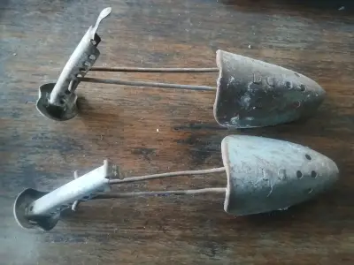 Antiguos hormas de zapatos de metal - miniatura 1