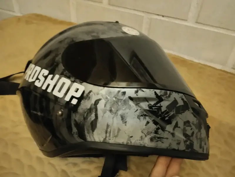 Casco de moto negro con diseño gráfico - 1
