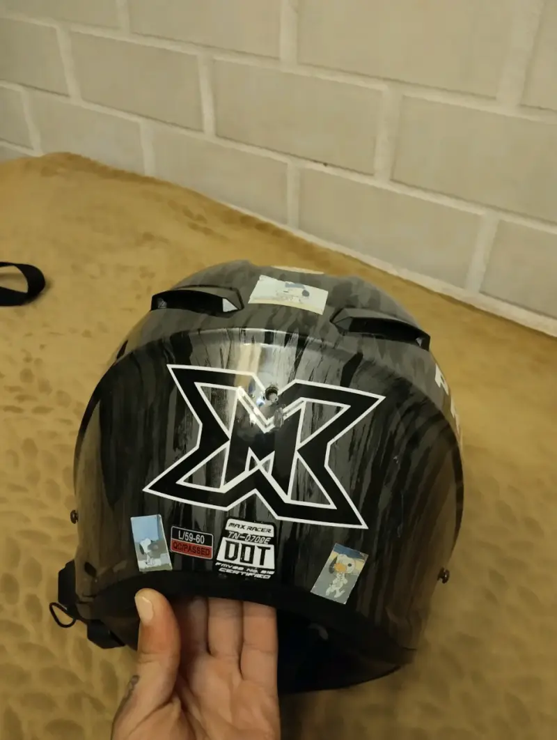 Casco de moto negro con diseño gráfico - 2