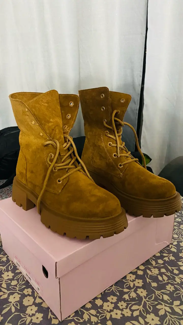 Botas de gamuza camel con plataforma - 1