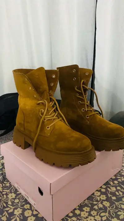 Botas de gamuza camel con plataforma - miniatura 2