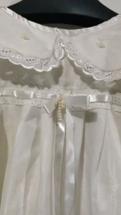 Vestido de bautizo blanco con encaje y lazos - miniatura 4