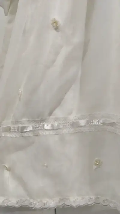 Vestido de bautizo blanco con encaje y lazos - miniatura 5