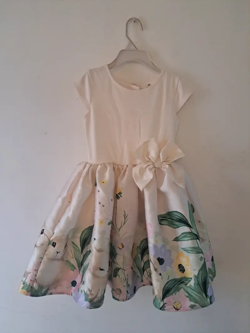 Vestido infantil con estampado floral y lazo