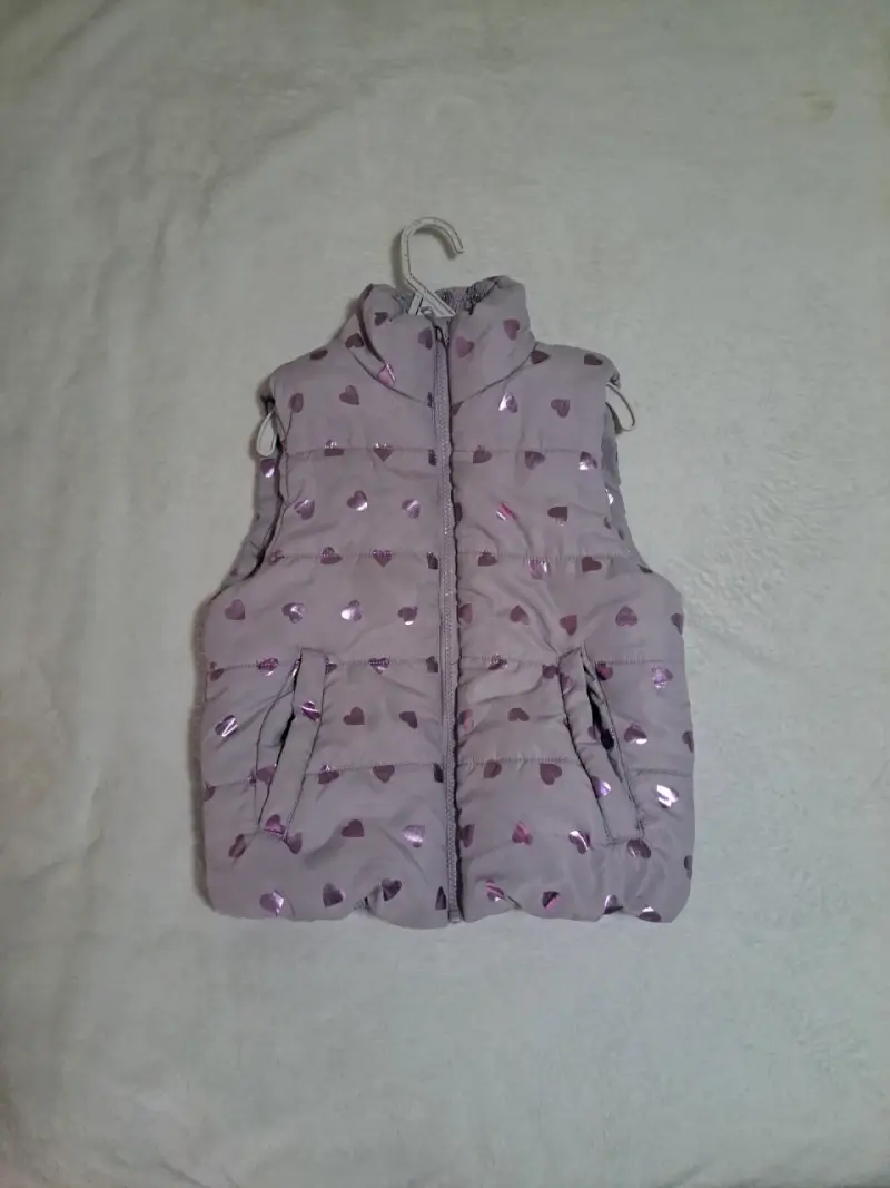 Chaleco sin mangas para niña con diseño de corazones