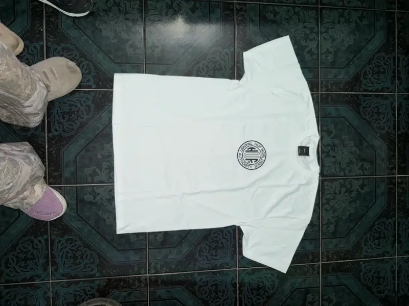 Polera blanca con logo HUF estampado - 3