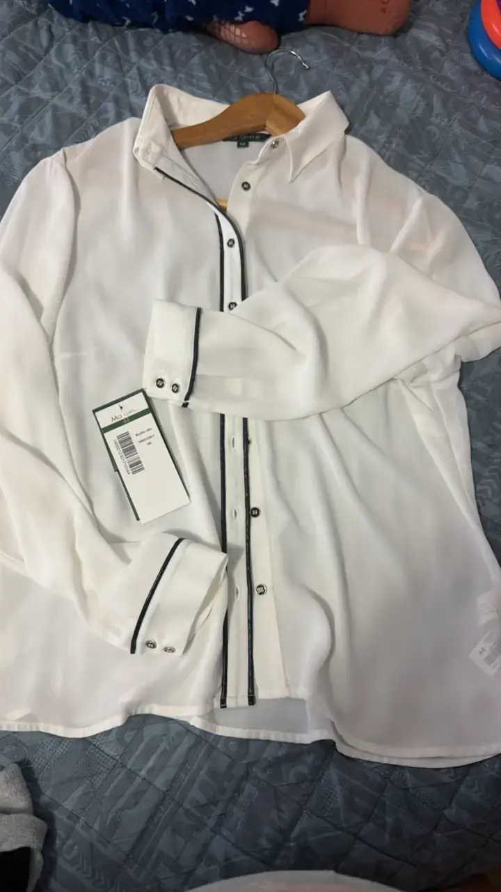 Blusa blanca con ribetes negros para mujer - 1