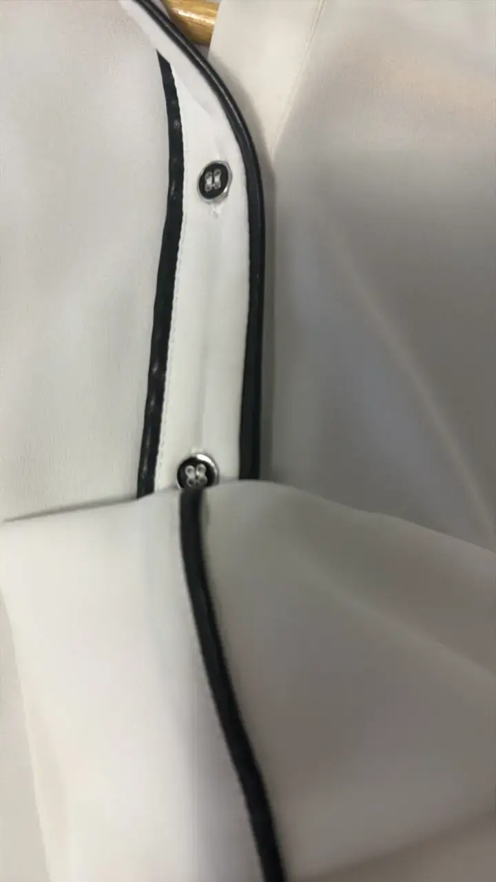 Blusa blanca con ribetes negros para mujer - 3