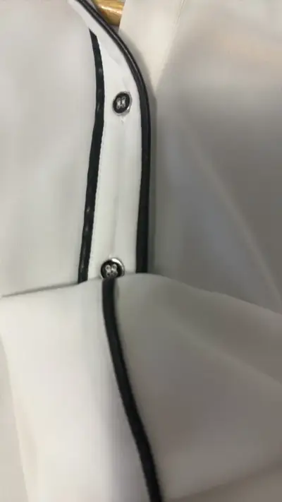 Blusa blanca con ribetes negros para mujer - miniatura 3