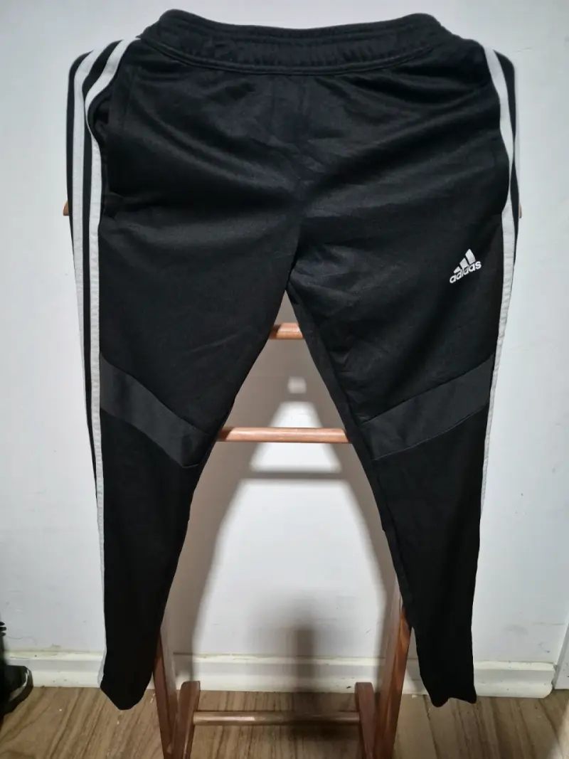 Pantalones deportivos negros Adidas con franjas - 1