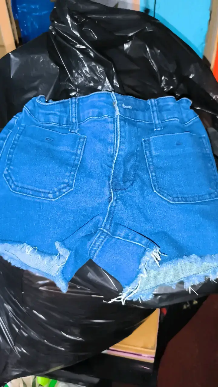 Shorts de mezclilla azul desgastados