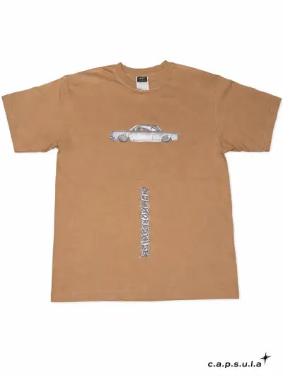 Polera marrón con diseño de auto y gráfico trasero - miniatura 1
