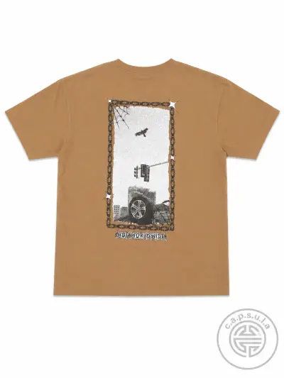 Polera marrón con diseño de auto y gráfico trasero - miniatura 2
