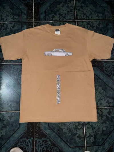 Polera marrón con diseño de auto y gráfico trasero - miniatura 3