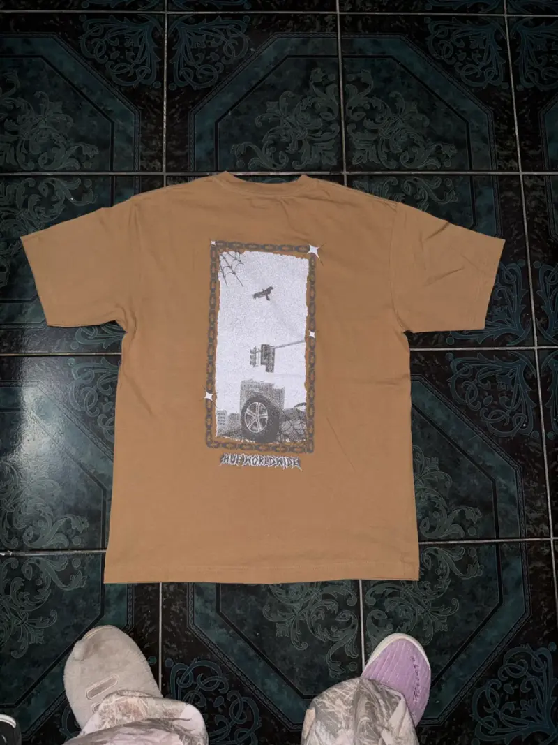 Polera marrón con diseño de auto y gráfico trasero - 4