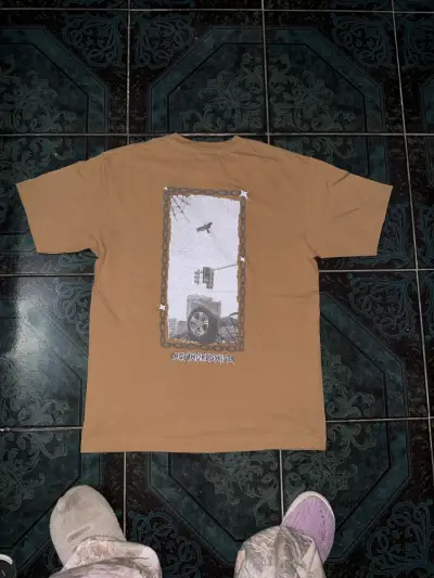 Polera marrón con diseño de auto y gráfico trasero - miniatura 4