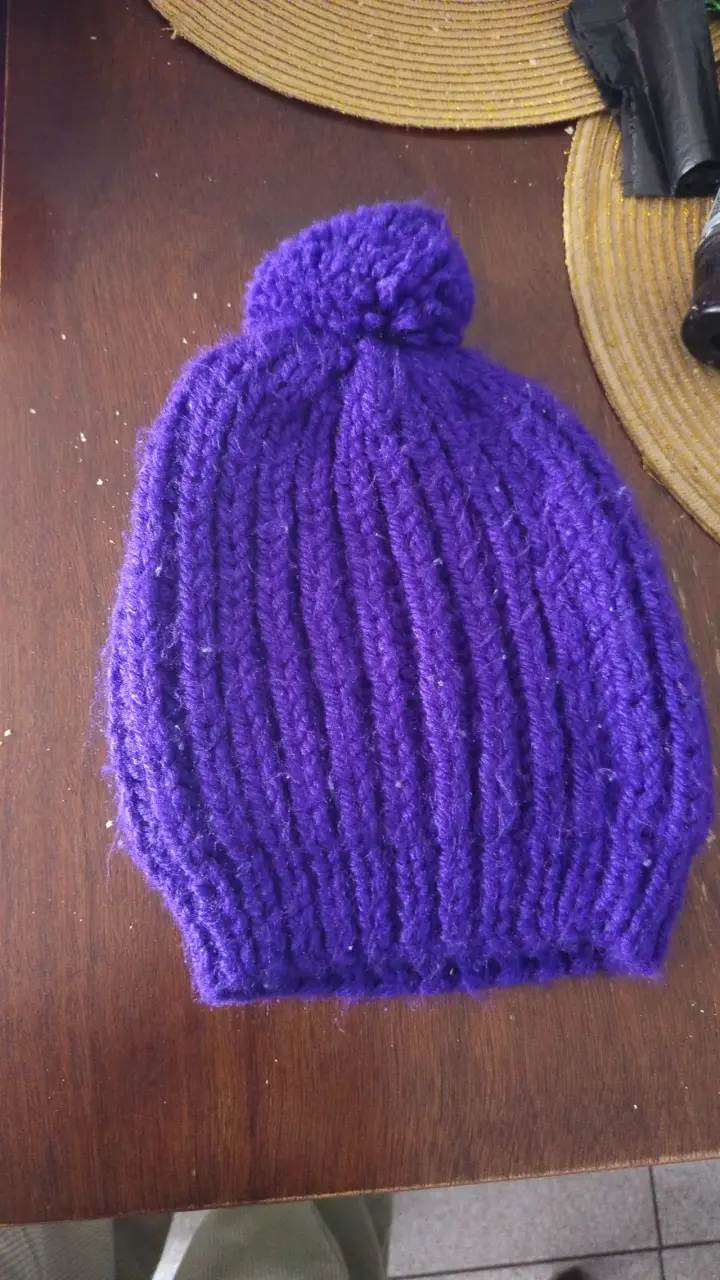 Gorro de lana morado con pompón
