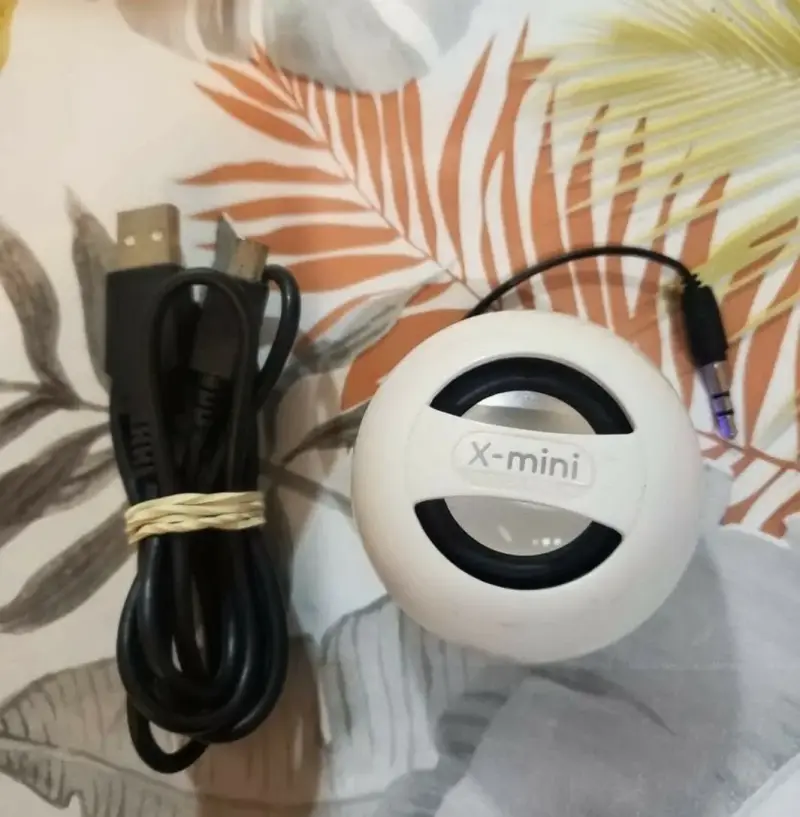 Parlante portátil X-mini blanco con cable USB