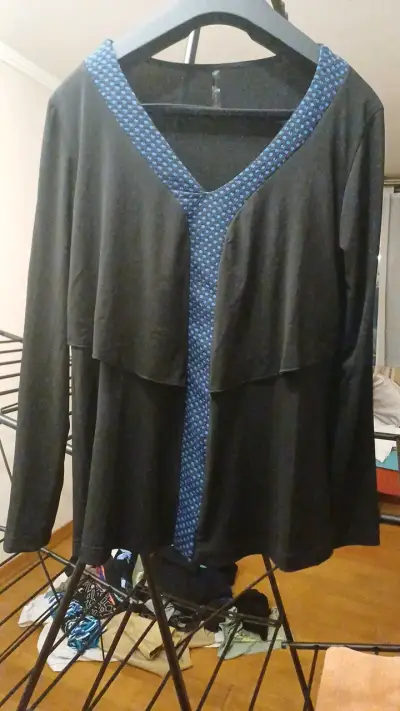 Blusa negra con detalles azules para mujer - miniatura 1