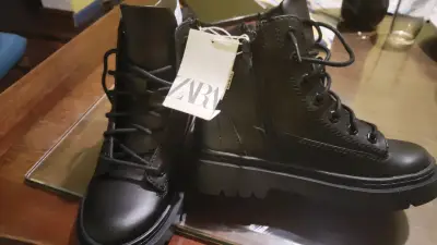 Botas negras de cuero Zara con etiqueta - miniatura 1