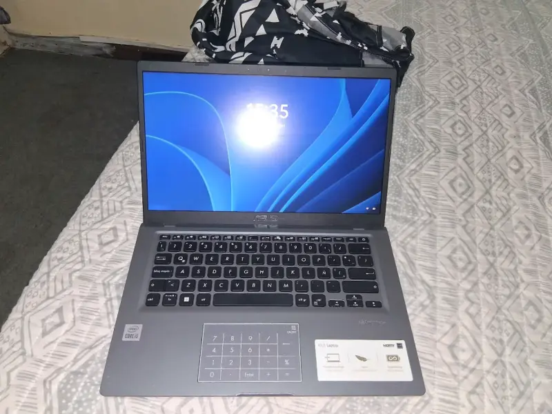 Notebook ASUS con pantalla de 14 pulgadas - 3