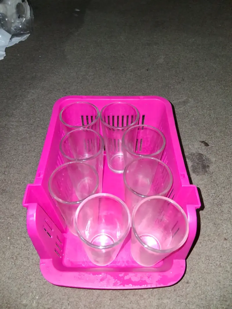 Set de vasos de vidrio con escurridor rosa