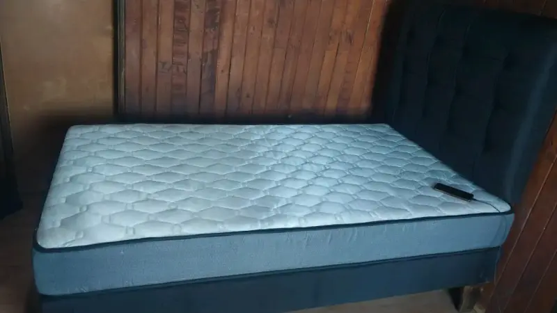 Cama individual con colchón y cabecera negra - 2
