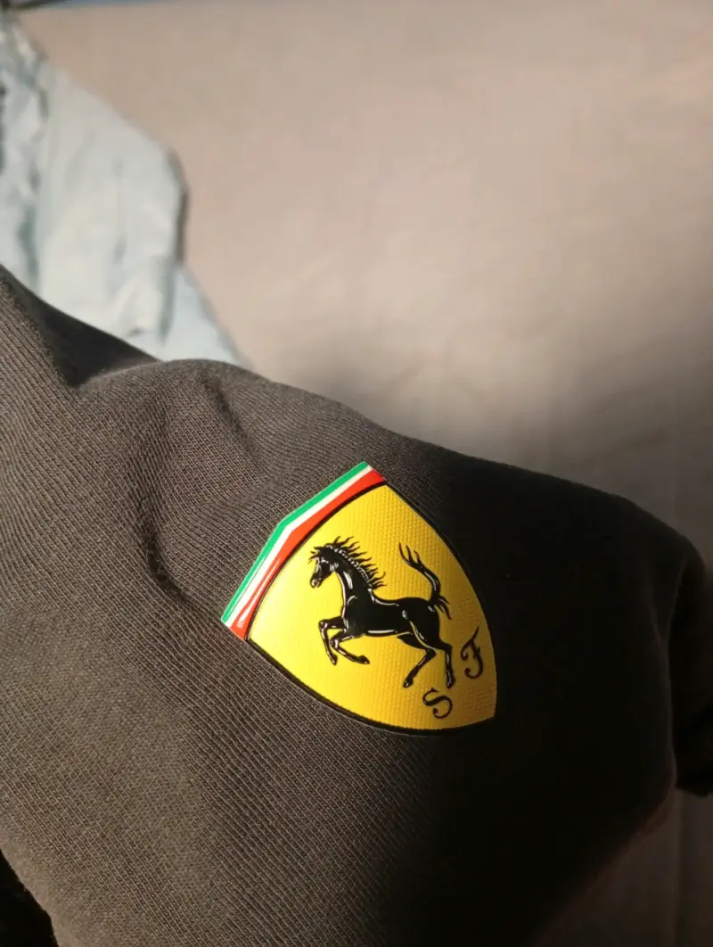 Polera Puma Ferrari negra con detalles rojos - 3
