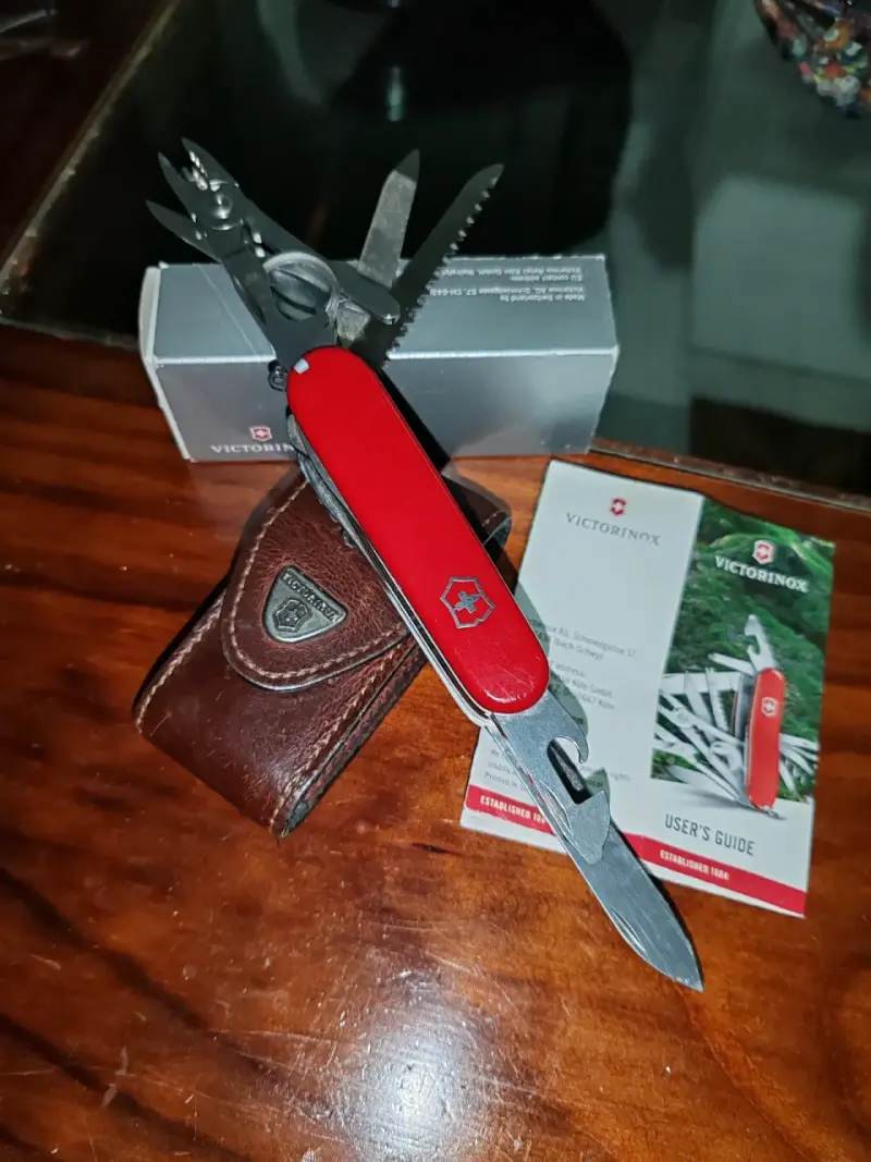 Navaja Suiza Victorinox con Estuche - 1