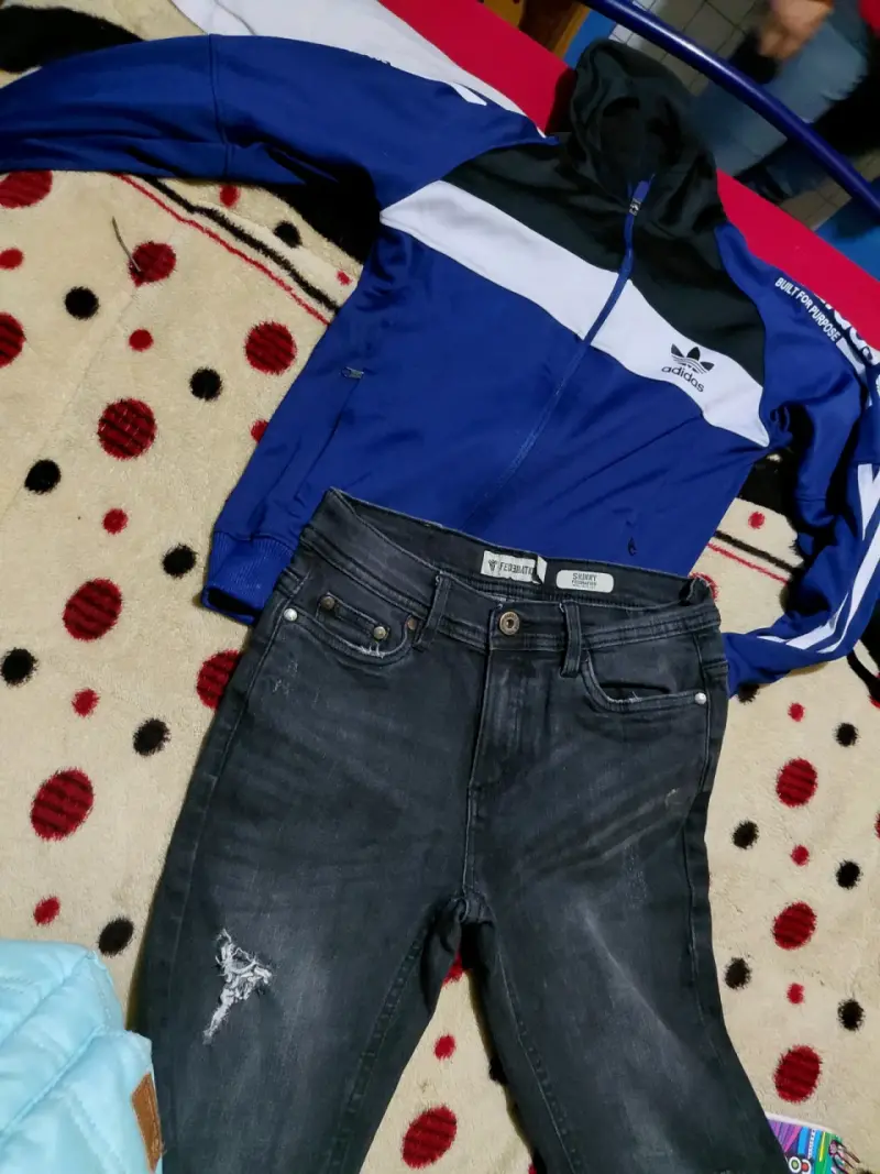 Chaqueta Adidas azul y jeans negros desgastados - 1