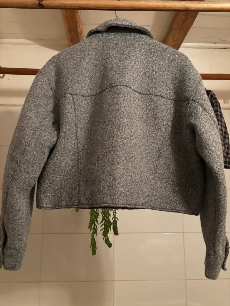Chaqueta gris de lana con cierre para mujer - 2