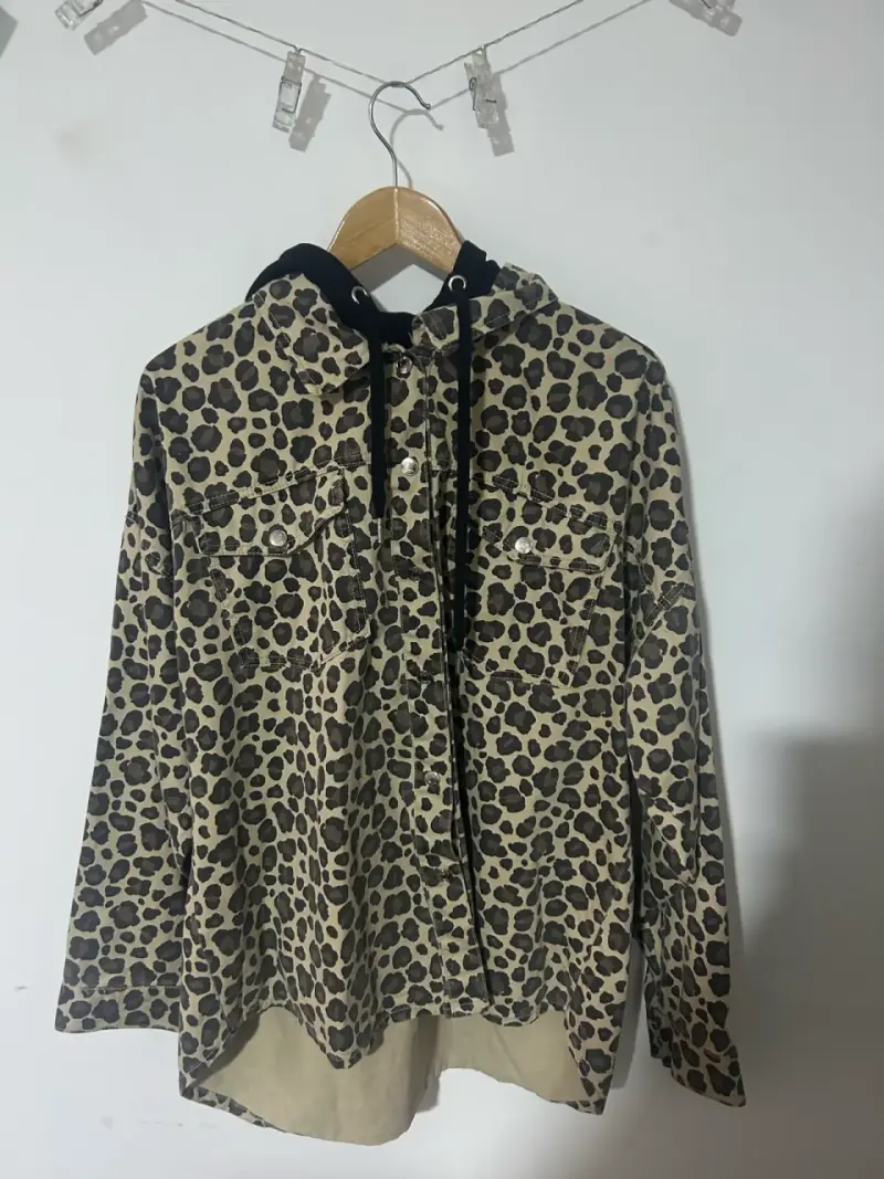 Chaqueta con estampado de leopardo y capucha