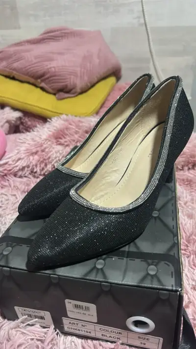 Zapatos de tacón negro con brillo talla 38 - miniatura 1