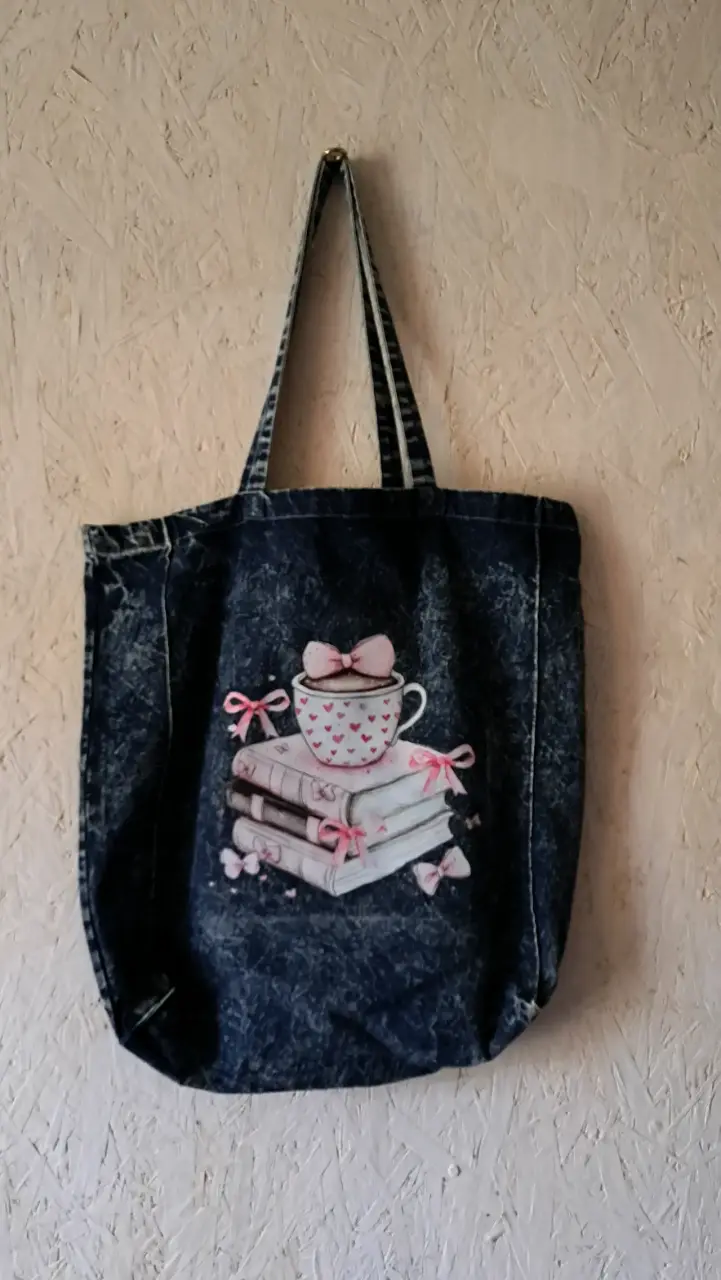 Bolso tote de mezclilla con diseño de taza y libros - 1