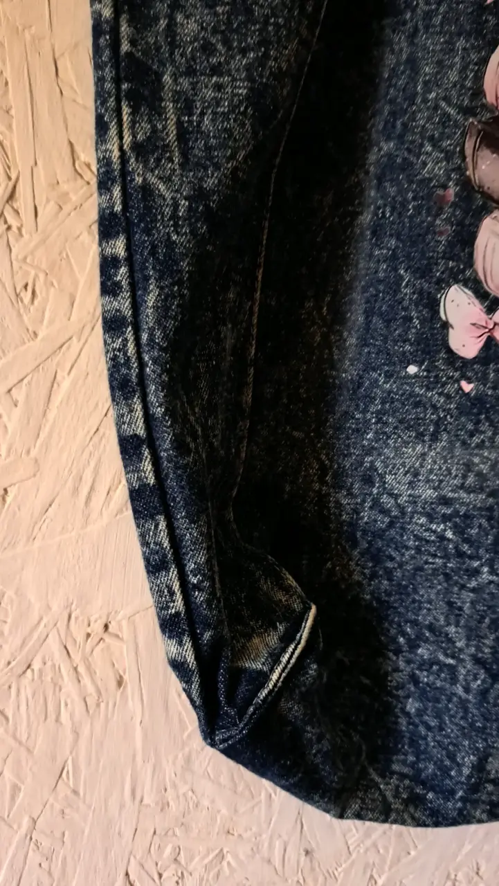Bolso tote de mezclilla con diseño de taza y libros - 3