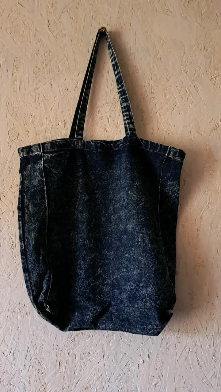 Bolso tote de mezclilla con diseño de taza y libros - 4