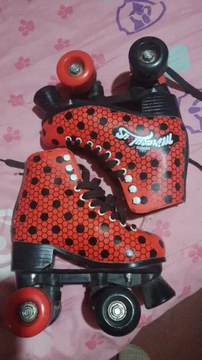 Patines de cuatro ruedas rojos Miraculus - miniatura 1