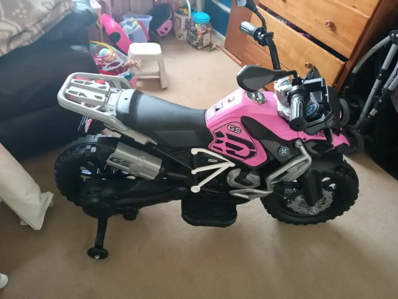 Moto eléctrica infantil rosa con luces y sonido - 1
