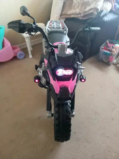 Moto eléctrica infantil rosa con luces y sonido - miniatura 2