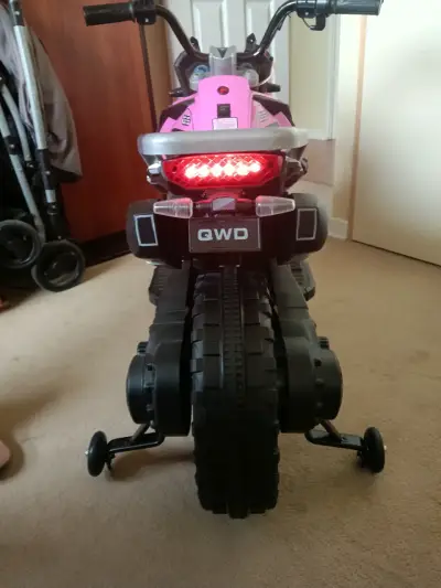 Moto eléctrica infantil rosa con luces y sonido - miniatura 3