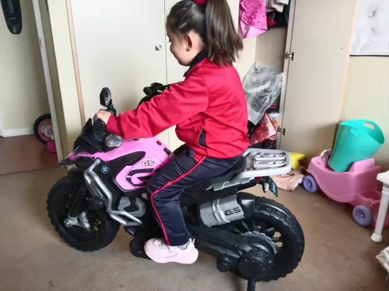 Moto eléctrica infantil rosa con luces y sonido - 4