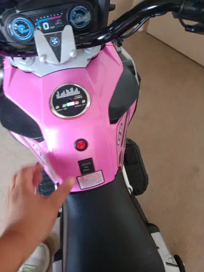 Moto eléctrica infantil rosa con luces y sonido - miniatura 5