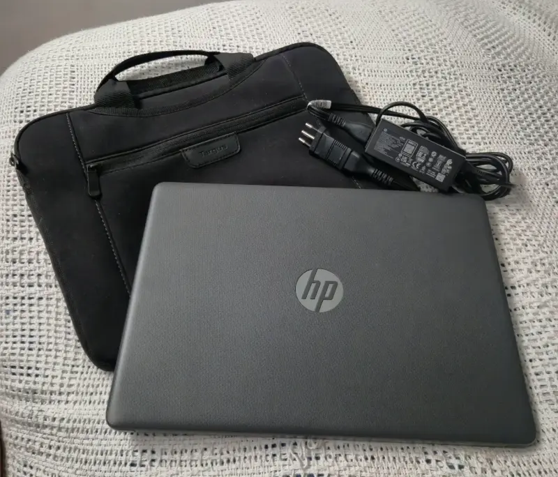 Notebook HP con cargador y funda Targus - 1