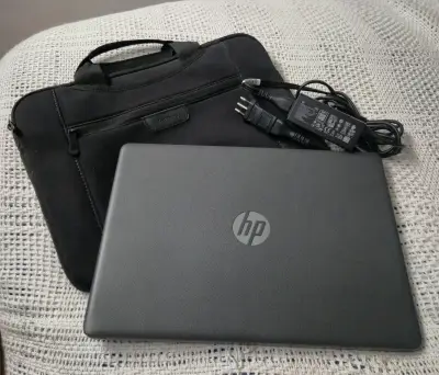 Notebook HP con cargador y funda Targus - miniatura 1